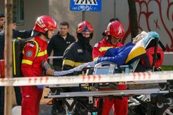 Scene dramatice după explozia din Rahova: Un bărbat a fost surprins făcând cu mâna în timp ce era prins sub dărâmături Scene dramatice după explozia din Rahova: Un bărbat a fost surprins făcând cu mâna în timp ce era prins sub dărâmături